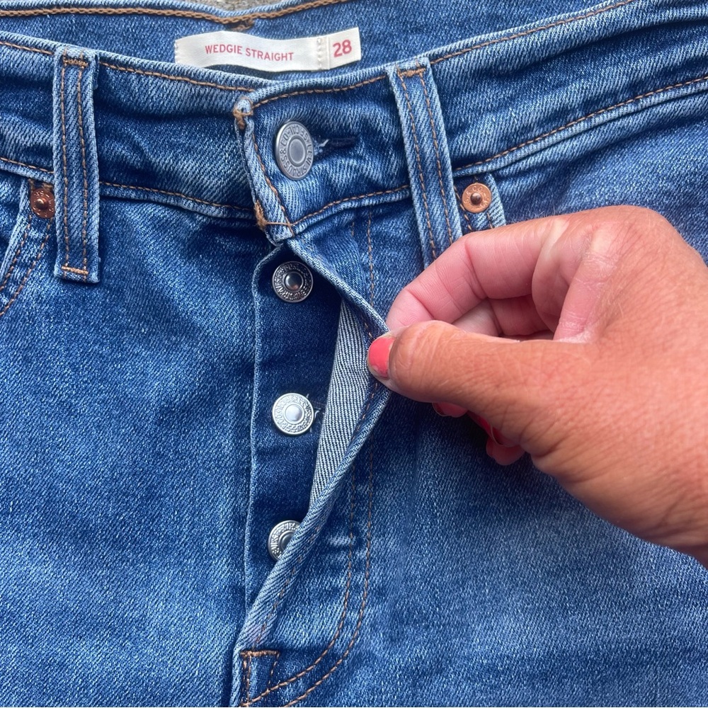 Levi’s High Rise Cropped Wedgie Straight Jeans Size 28 - Picture 4 of 7